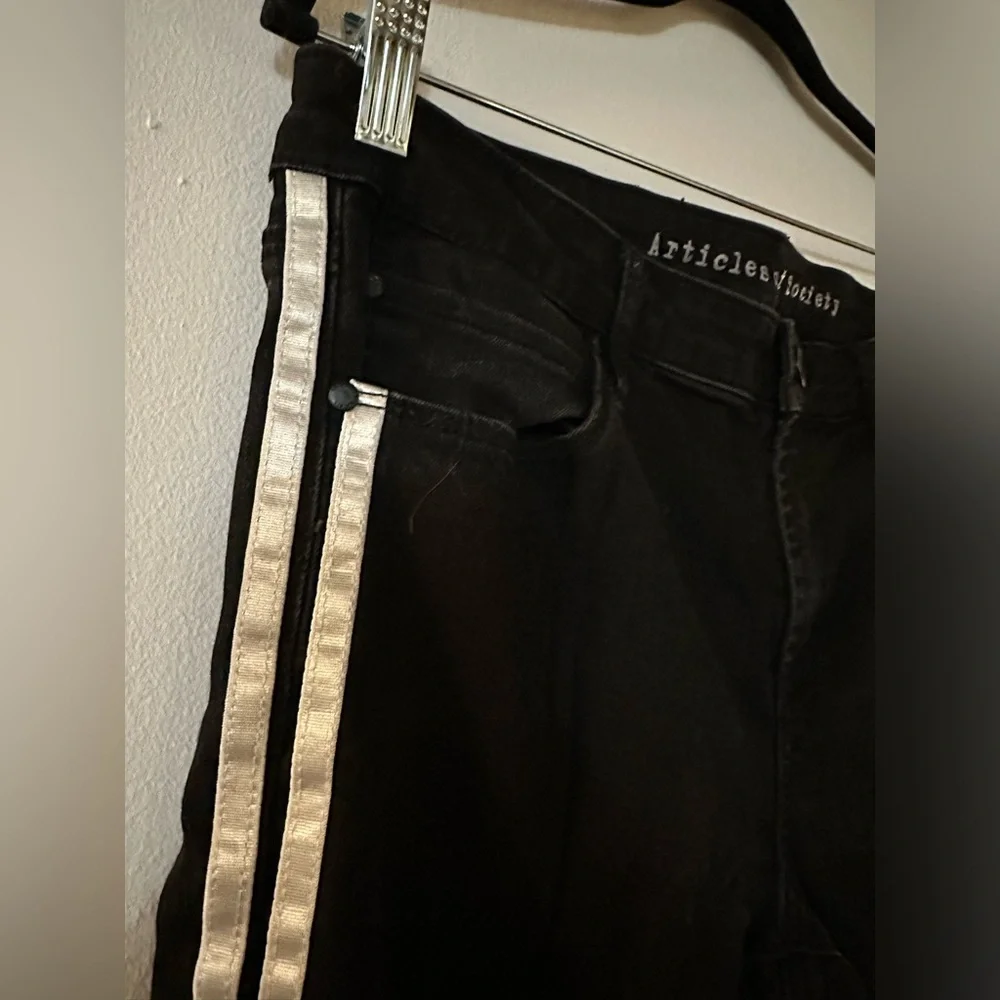 EUC- Articles of Society Black Sarah skinny jeans w/white race stripe frayed hem